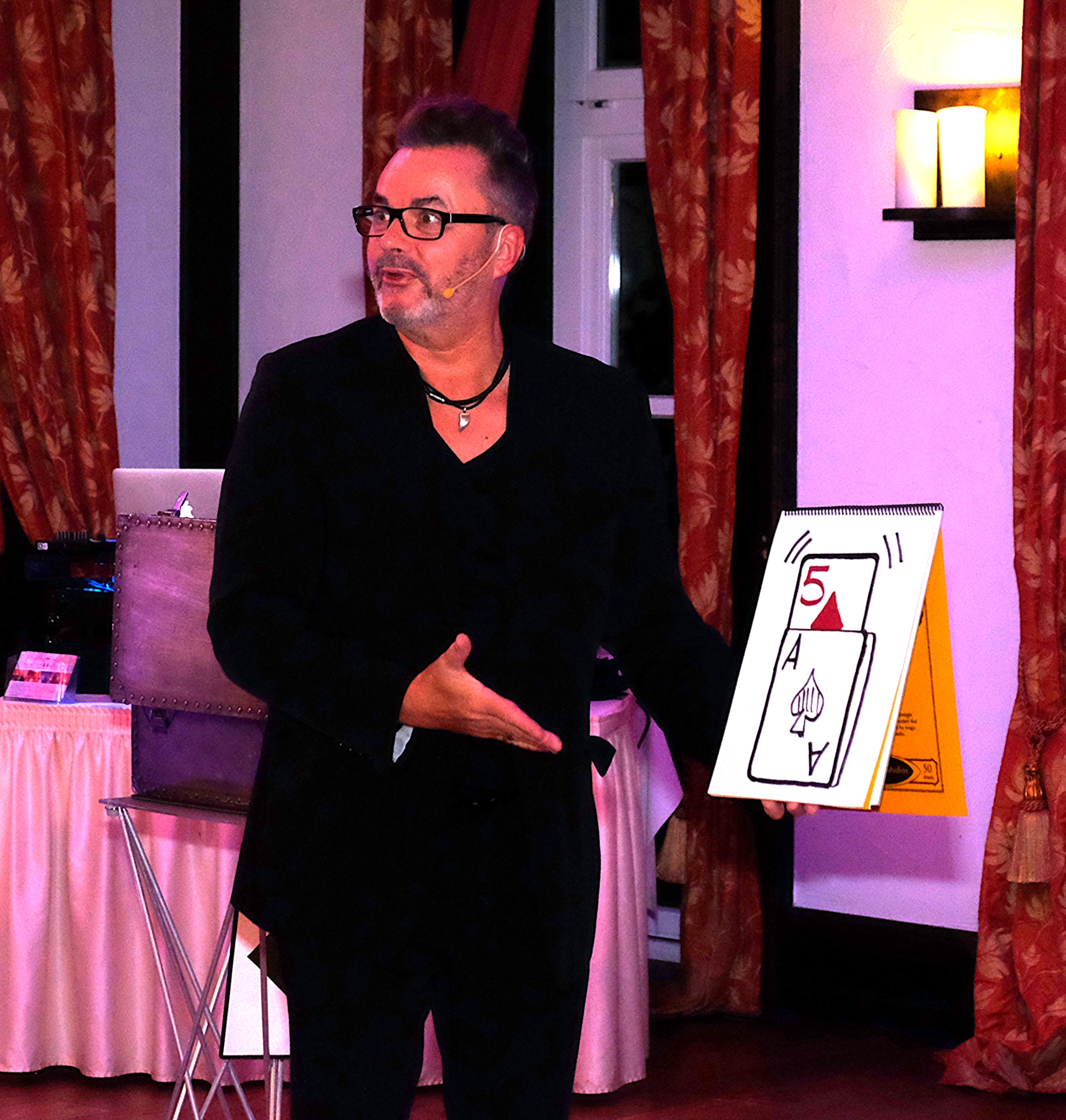 Zino Zauberer Hannover bei seiner Stand up Zaubershow